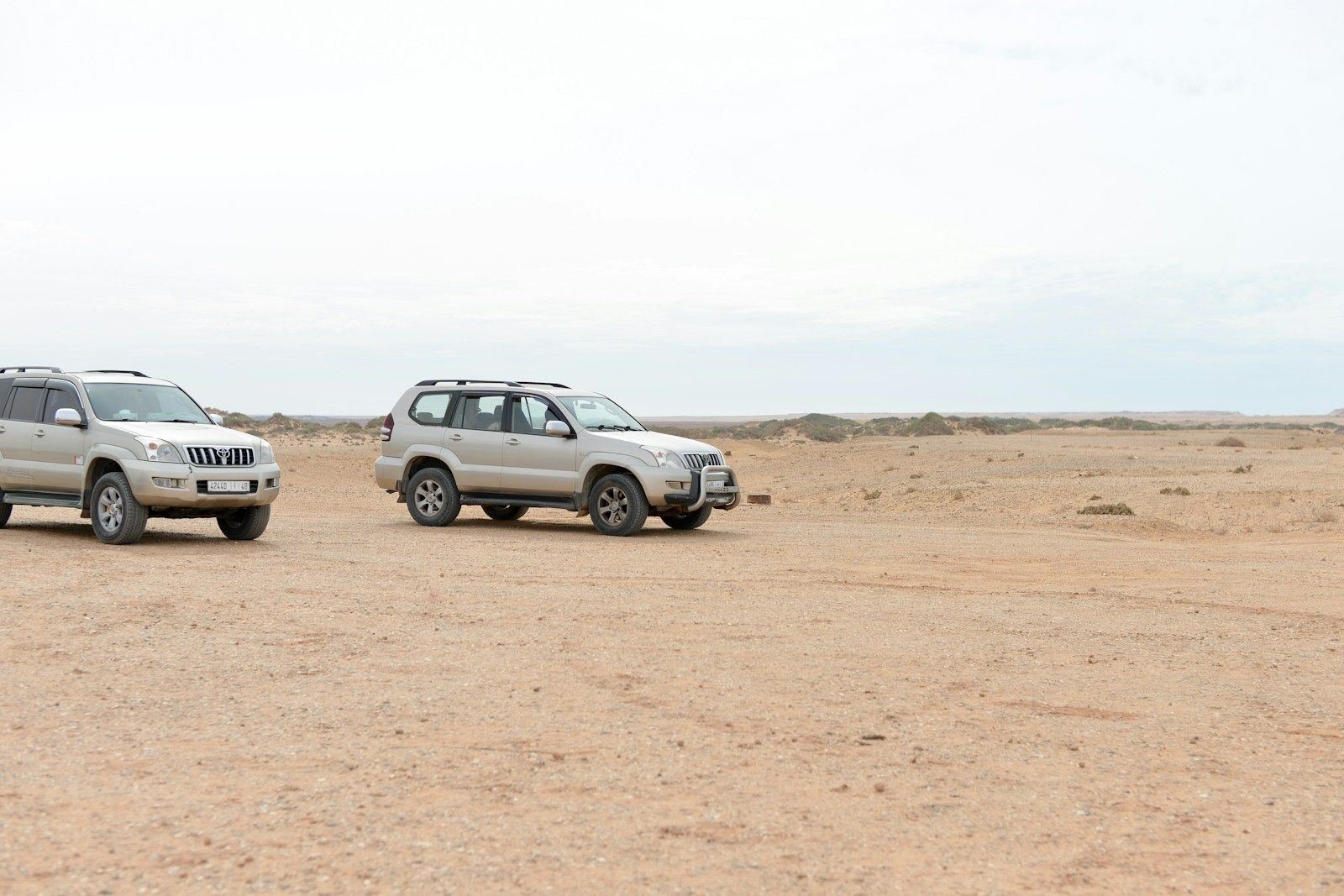 Veicoli 4x4 su una remota pista nel deserto marocchino